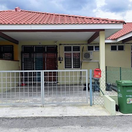 Neesa Homestay Bukit Gambang-Muslim Екстер'єр фото