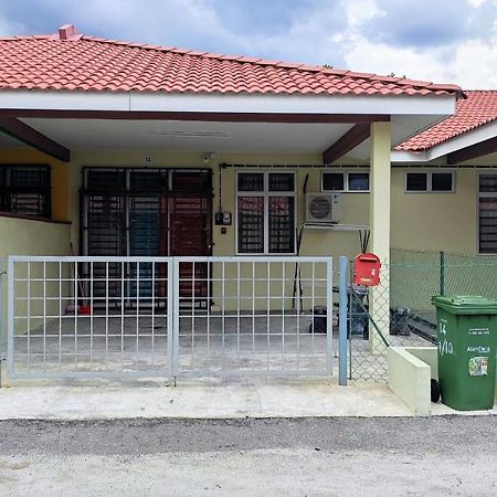 Neesa Homestay Bukit Gambang-Muslim Екстер'єр фото