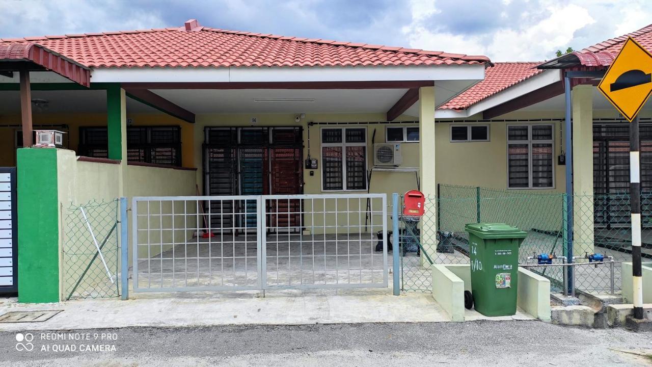 Neesa Homestay Bukit Gambang-Muslim Екстер'єр фото