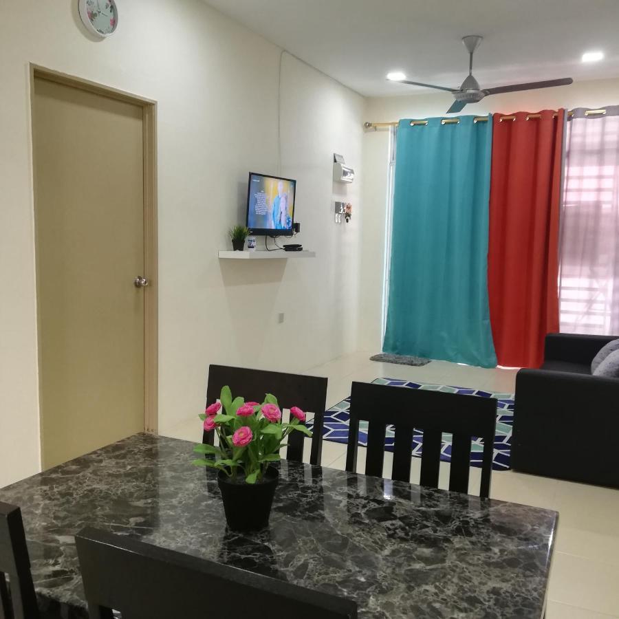 Neesa Homestay Bukit Gambang-Muslim Екстер'єр фото